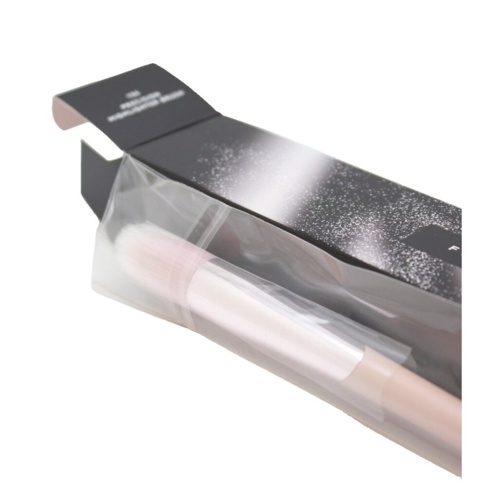 Fenty Beauty Precision Highlighter Brush 135 New in Box